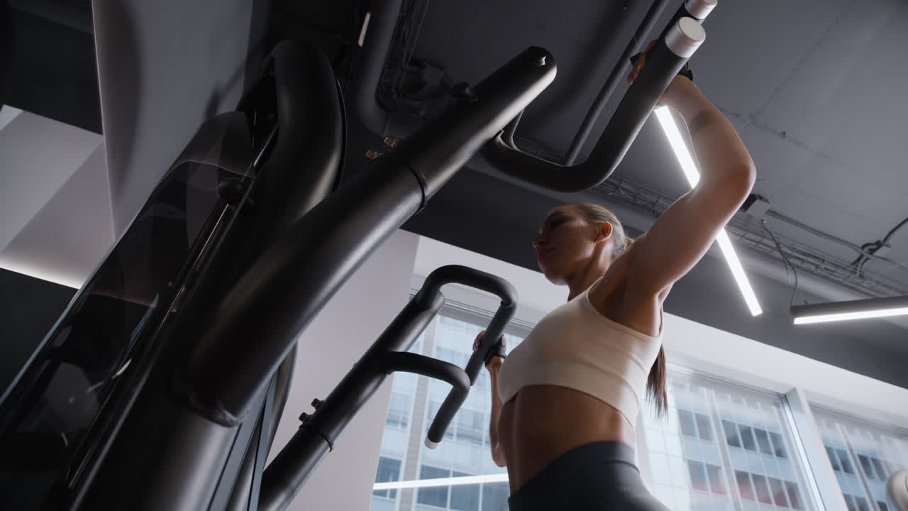 체육관 기계 에서 운동 하는 여자