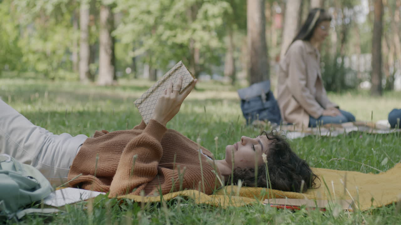 공원에서 휴식을 취하는 친구들