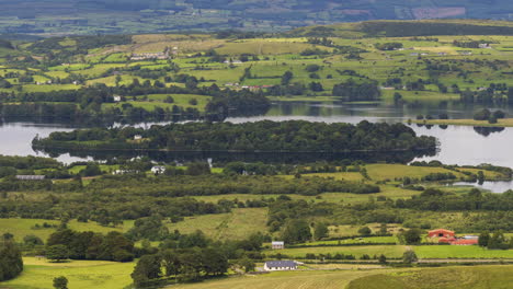 Zeitraffer-Der-Ländlichen-Landwirtschaftlichen-Naturlandschaft-Während-Des-Tages-In-Irland