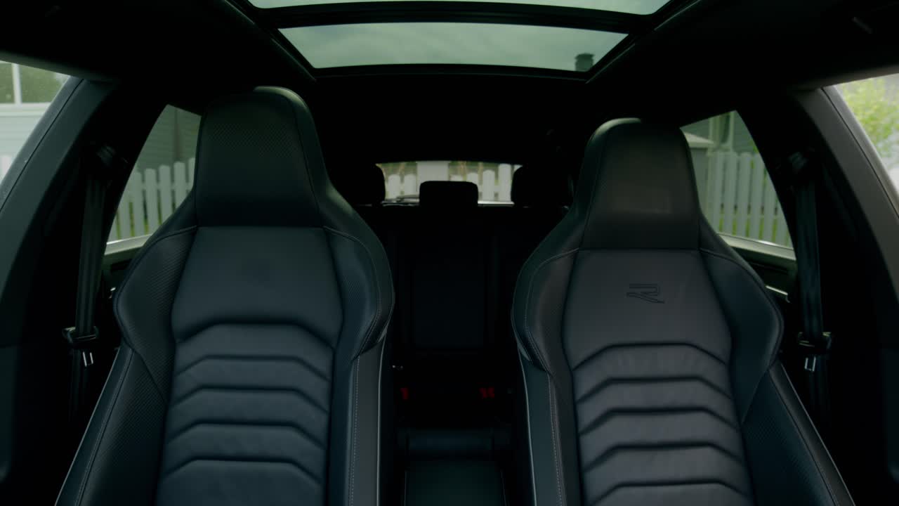 hombre atando el cinturón de seguridad en un coche