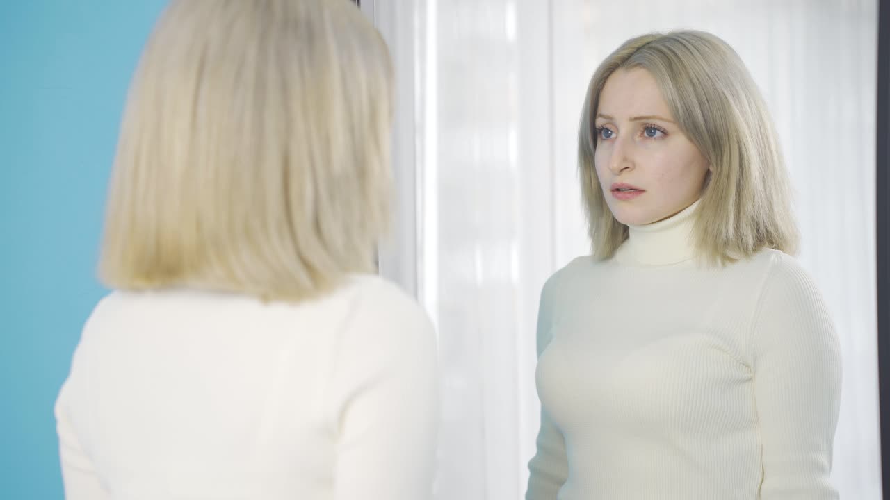 우울증에 걸린 젊은 여성이 스스로 동기를 부여하기 위해 고군분투하고 있습니다.