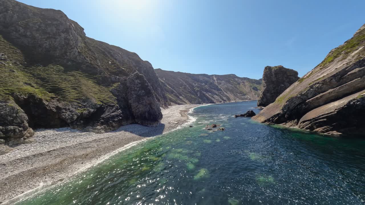 4k fpv cinematográfico filmado con drones en la bahía de glenlough - co