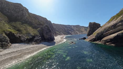 4K-FPV-Filmdrohnenaufnahme-In-Glenlough-Bay-–-Co