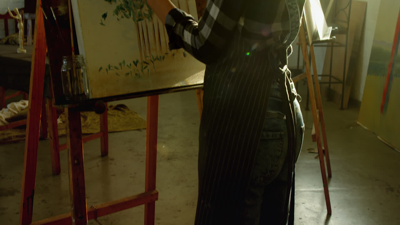 자신감있는 예술가 캔버스 4k에 그림을 그립니다.