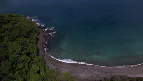 Experimente-El-Encanto-Salvaje-De-Los-Islotes-Costeros-Mientras-Las-Implacables-Olas-Crean-Una-Fascinante-Danza-Costera