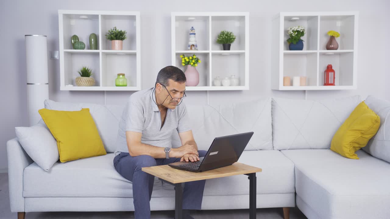 노인이 노트북으로 비디오 통화를 하고 있습니다. 행복하고 손을 흔들고 있습니다.