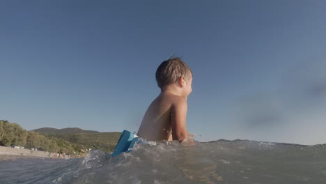 Imágenes-De-Un-Niño-De-Dos-Años-Jugando-Con-Olas-En-La-Playa-De-Santova,-Kalamata,-Grecia