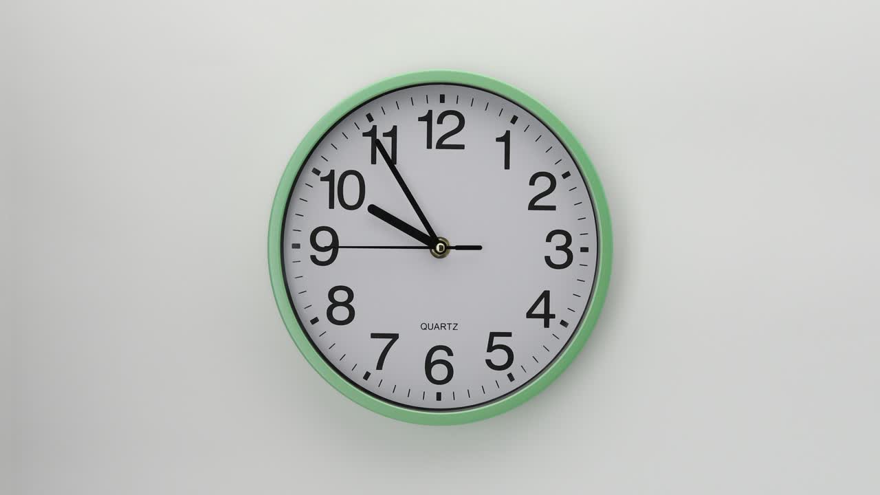 reloj de pared de cuarzo sobre un fondo blanco. uno de la serie de relojes de pared.