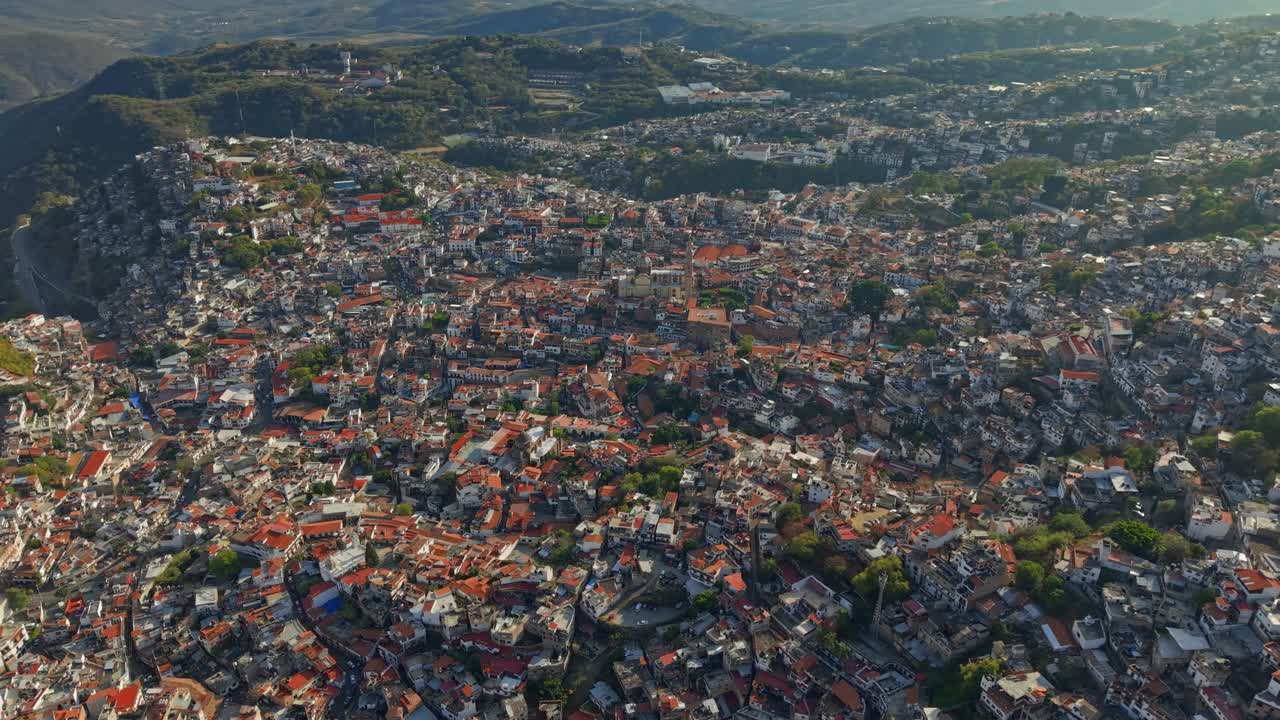 Ripresa aerea orbitale della città di Taxco in una giornata di sole, architettura coloniale e tetti di tegole, nello stato di Guerrero, Messico