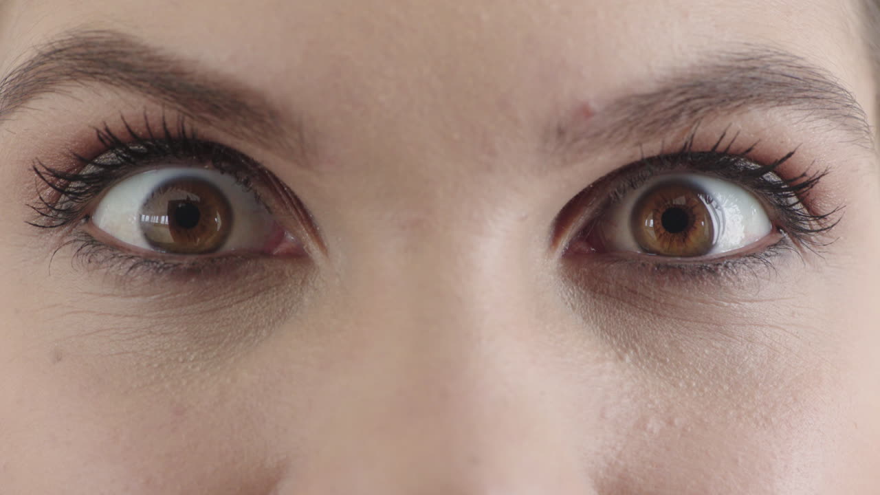 가까운 젊은 여성 갈색 눈을 열고 놀랐다 메이크업 착용 놀랐다 놀랐다 마스카라 화장품 광학 건강