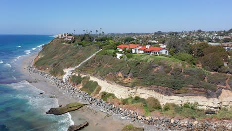 Drohnenschuss-Fliegt-Auf-Strandhäuser-An-Der-Küste-Von-Kalifornien,-Amerika-Zu