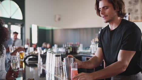 Barkeeper-Serviert-Zwei-Geschäftsfrauen,-Die-Sich-Zu-After-Work-Drinks-Treffen