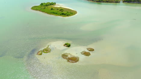 Pequeña-Isla-En-Un-Lago,-Masa-De-Tierra-Dentro-De-Un-Lago