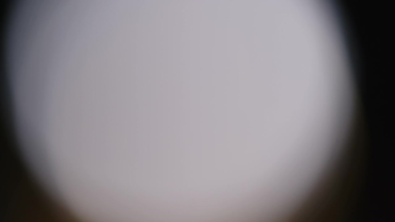 Fuoriuscite di luce multicolore, filmato 4K su sfondo nero, sovrapposizioni di bagliori, perdite di luce e scoppi di flare da obiettivo in studio