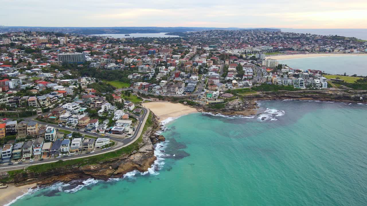 바다의 고요한 푸른 물에 의한 타마라마 해변의 조감도 - 호주 뉴사우스웨일즈의 타마라마 포인트