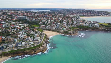 vista aérea de la playa de tamarama junto a las tranquilas aguas azules del mar - punto de tamarama en nsw, australia