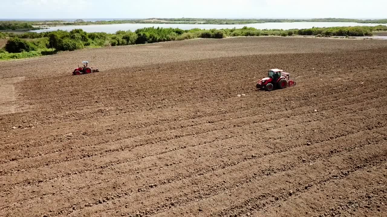 tractor arando un campo, filmado con un avión no tripulado, martinica