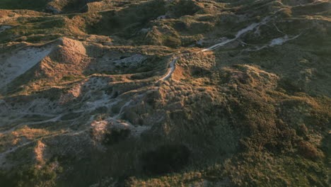 Senderos-Al-Atardecer-En-El-Paisaje-De-Dunas-De-Dinamarca,-Proyectando-Largas-Sombras