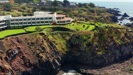 Toma-Aérea-Cinematográfica-De-Un-Hermoso-Complejo-Ubicado-En-La-Cima-De-La-Costa-Rocosa-En-La-Isla-De-Sao-Miguel,-Azores---Portugal