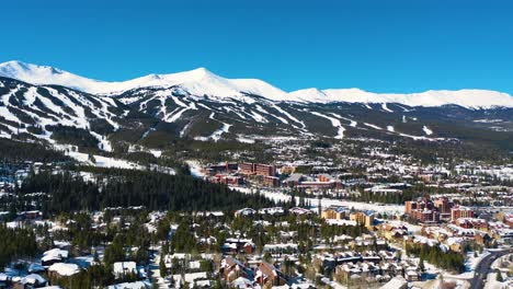 Breckenridge,-Colorado-Winter-Skipistenwege-Bedeckt-Mit-Weißem-Pulverschnee-Auf-Den-Gipfeln-Der-Berge