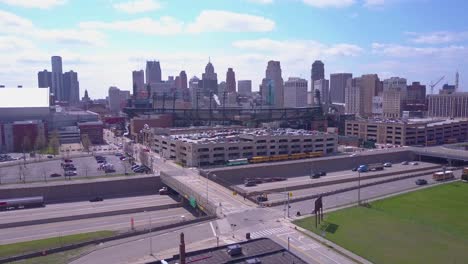 Toma-Aérea-Del-Centro-De-Detroit,-Michigan-Con-GM-Tower-Y-Ford-Field