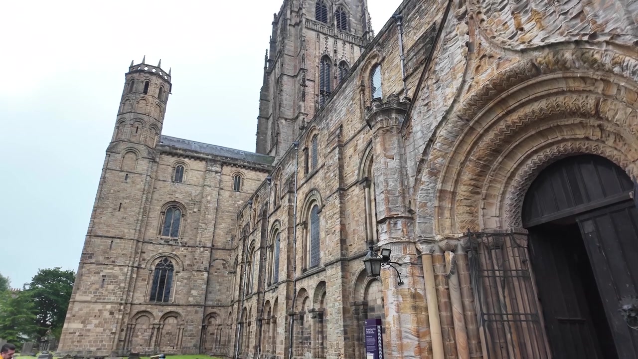 Cattedrale di Durham: ingresso in pietra e portale ad arco nell'Inghilterra storica.