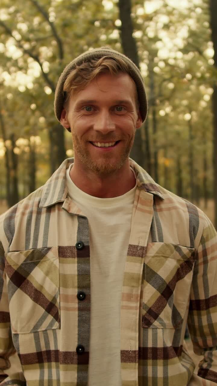 Uomo sorridente in una foresta