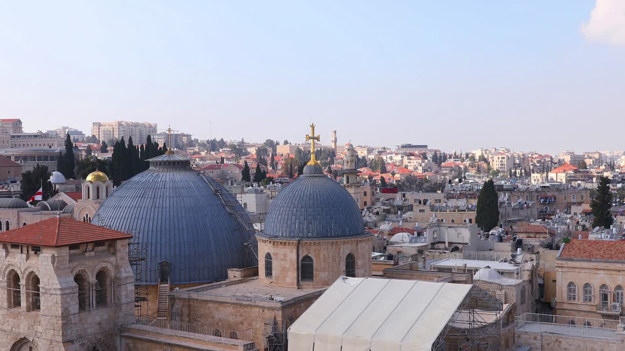 zoom lento en dos cúpulas y campanario de la iglesia del santo sepulcro en jerusalén