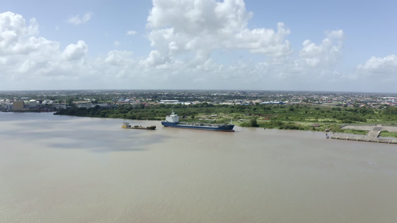 드론 mavic 2 pro로 포착된 유조선 선박의 넓은 도 공중 관점