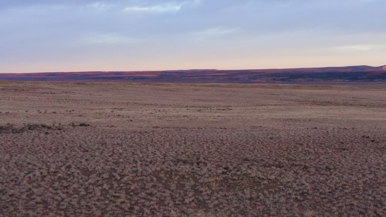 Voo de Baixa Altitude sobre uma Paisagem Ocidental em Norwood, Colorado, com Bela Montanha ao Fundo