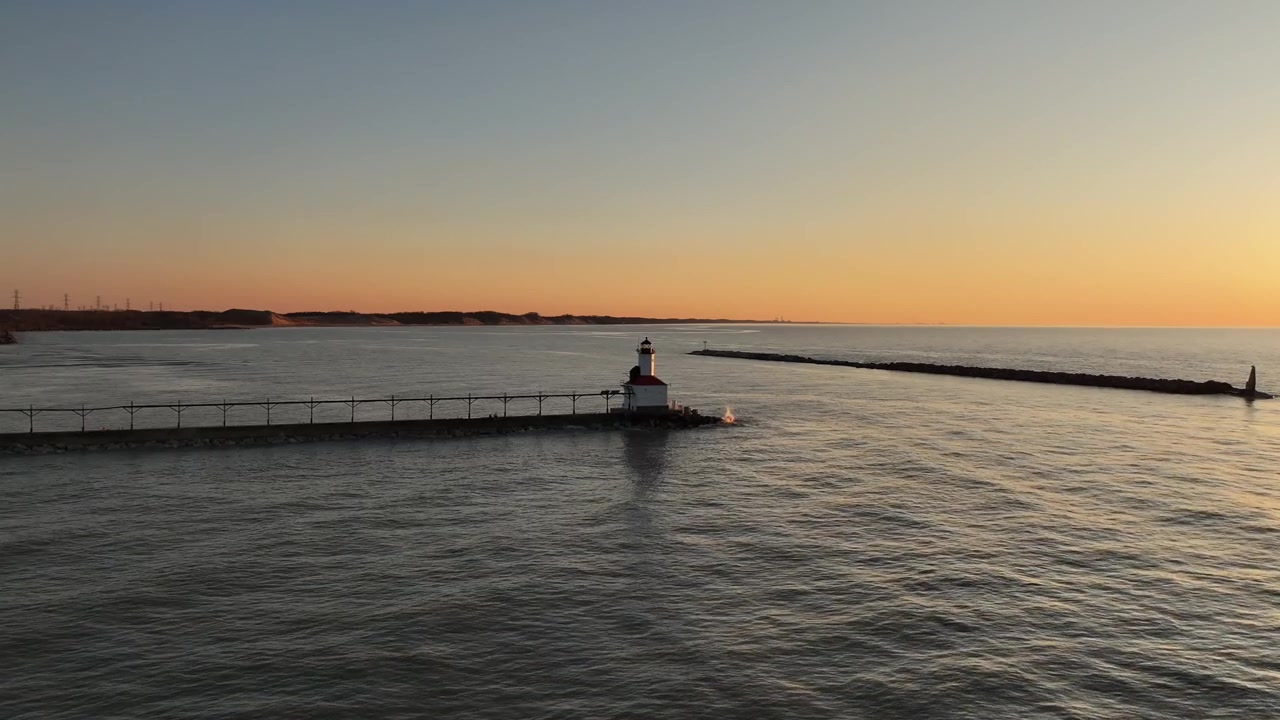 Dronebeeld dat de Michigan City East Pierhead vuurtoren in Indiana nadert