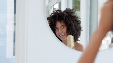 Black-woman,-dance-and-singing-on-mirror