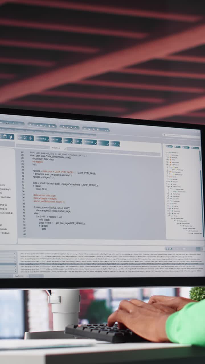 Vertikal video: Teknisk kyndig sort ingeniør udvikler et sikkert onlineprogram derhjemme