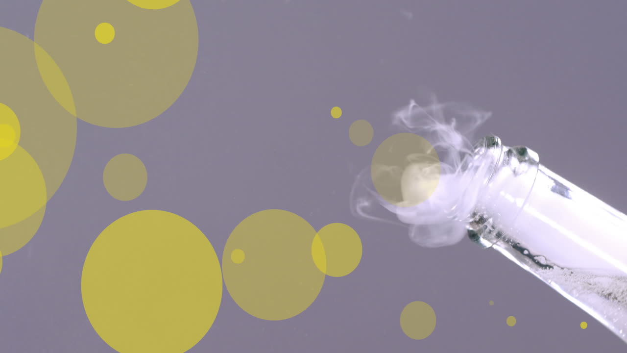 ⁇ 페인 코크 위에 떨어지는 반 ⁇ 이는 노란색 반점이 병에서 폭발하는 애니메이션