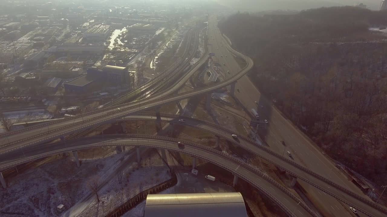 겨울 숲 근처의 도로 교통 교차로