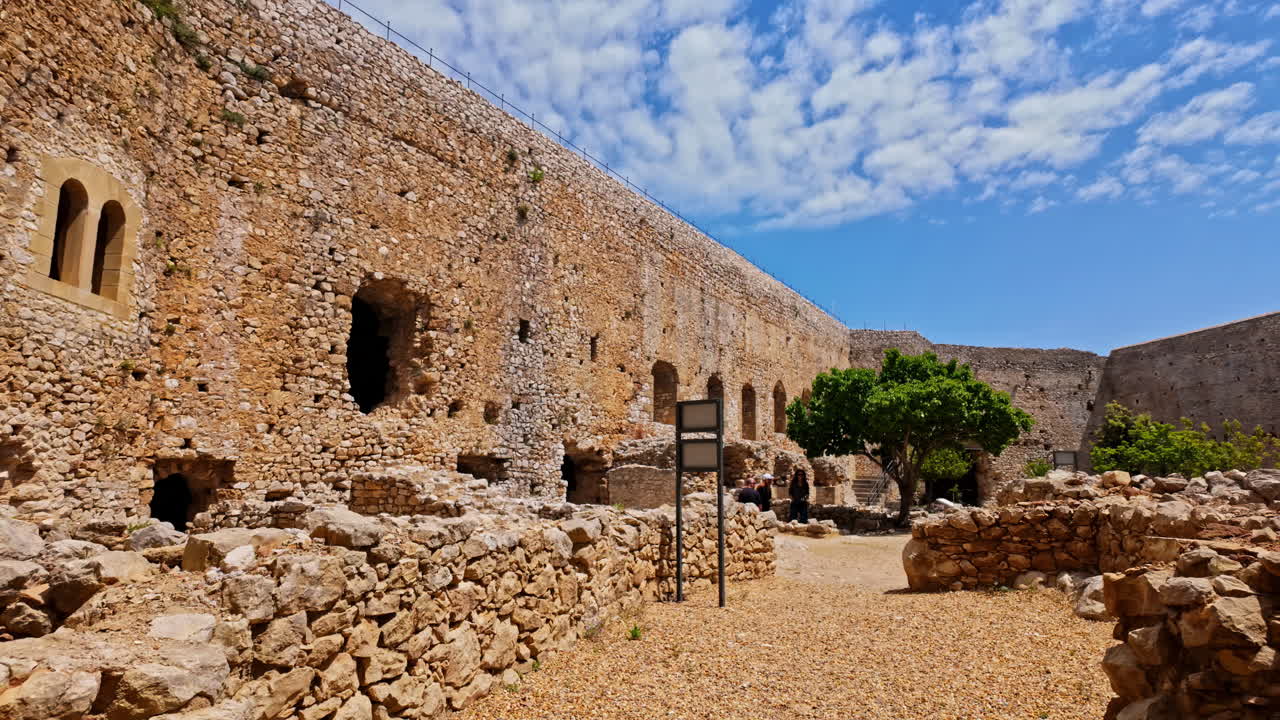 el patio interior del museo del castillo de chlemoutsi, parece un castillo de estilo desierto.