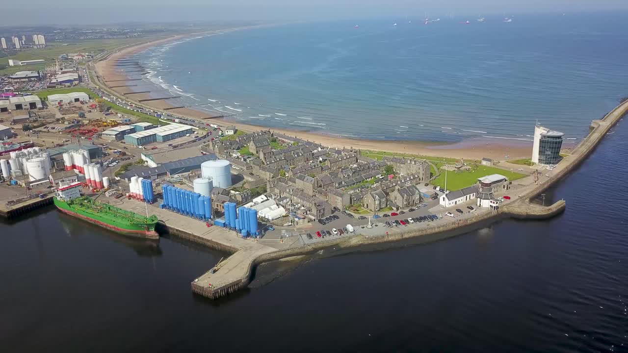 панорамирование с помощью беспилотника вокруг исторического города и гавани