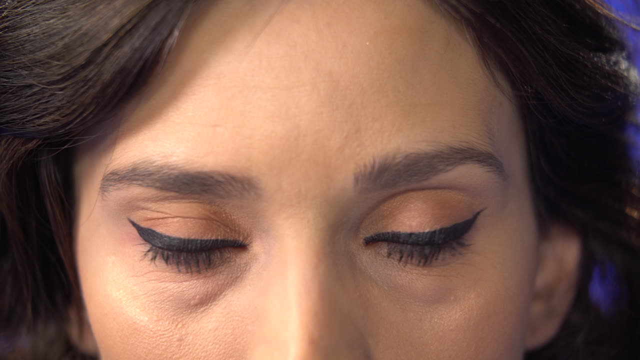 천천히 눈을 뜨고 카메라를 바라보는 아름다운 여성의 여성 눈