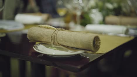 Preparación-De-La-Noche-De-Bodas,-Evento,-Cena-Corporativa,-Disposición-De-La-Mesa-De-Boda,-Invitación-De-Boda