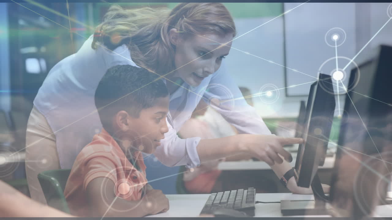 red de conexiones a través de una maestra caucásica que enseña computadora a una chica afroamericana.