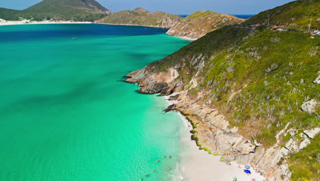 tremenda playa de arraial do cabo a lo largo del brillante golfo, brillante día soleado en el este de brasil