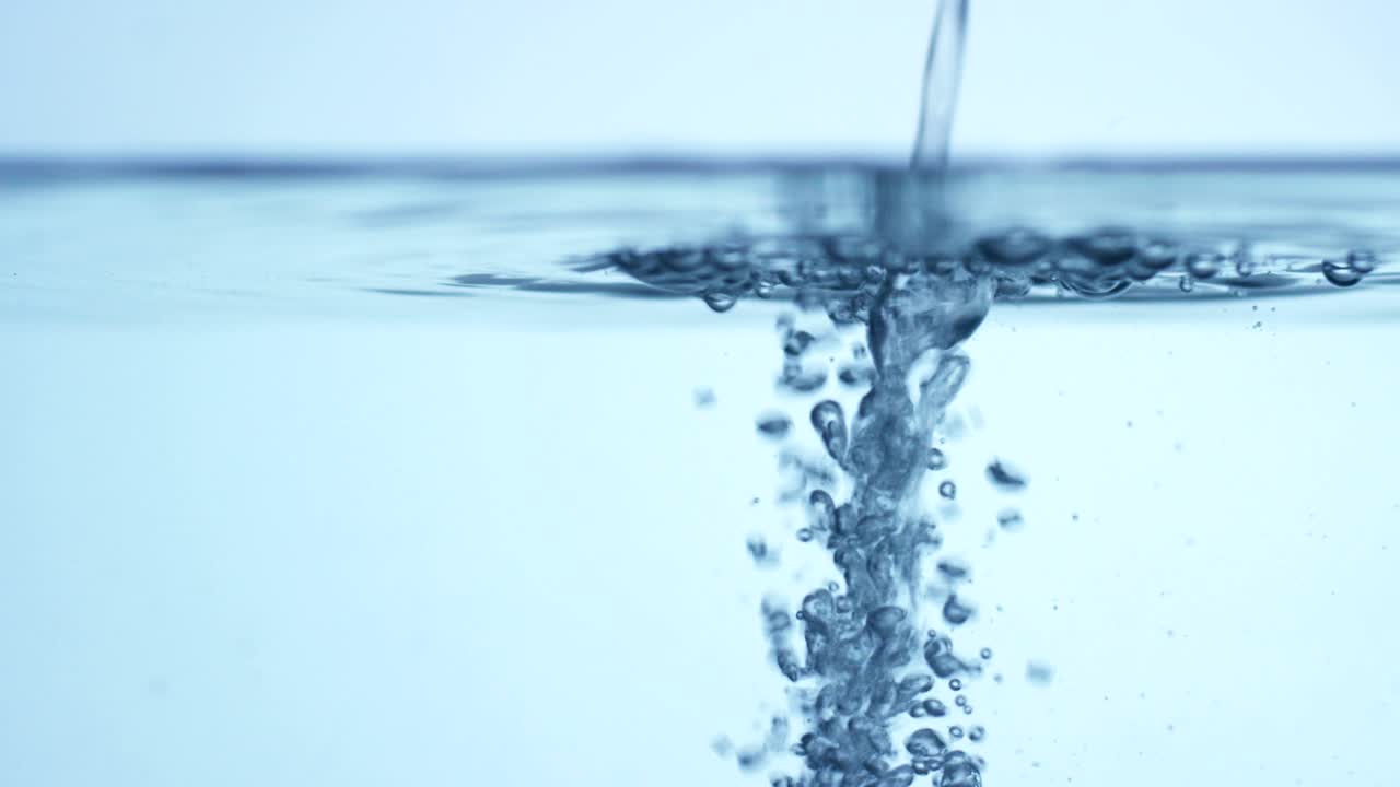 순수한 물, 크리스탈은 느린 동작으로 떨어지고 신선한 소용돌이를 방출합니다. 물은 가장 높은 빙하에서 온다.