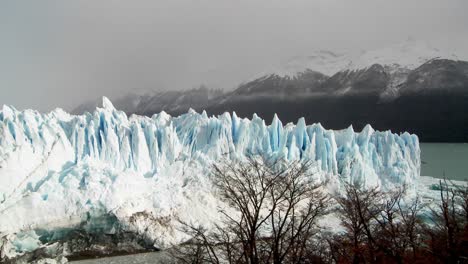 Un-Plano-General-De-Un-Enorme-Glaciar-4