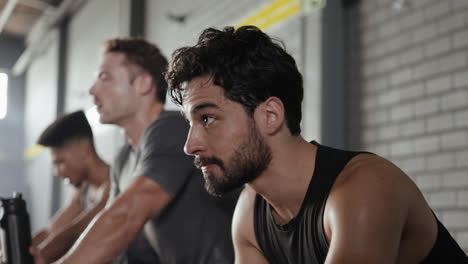 hombres haciendo ejercicio en bicicletas en el gimnasio