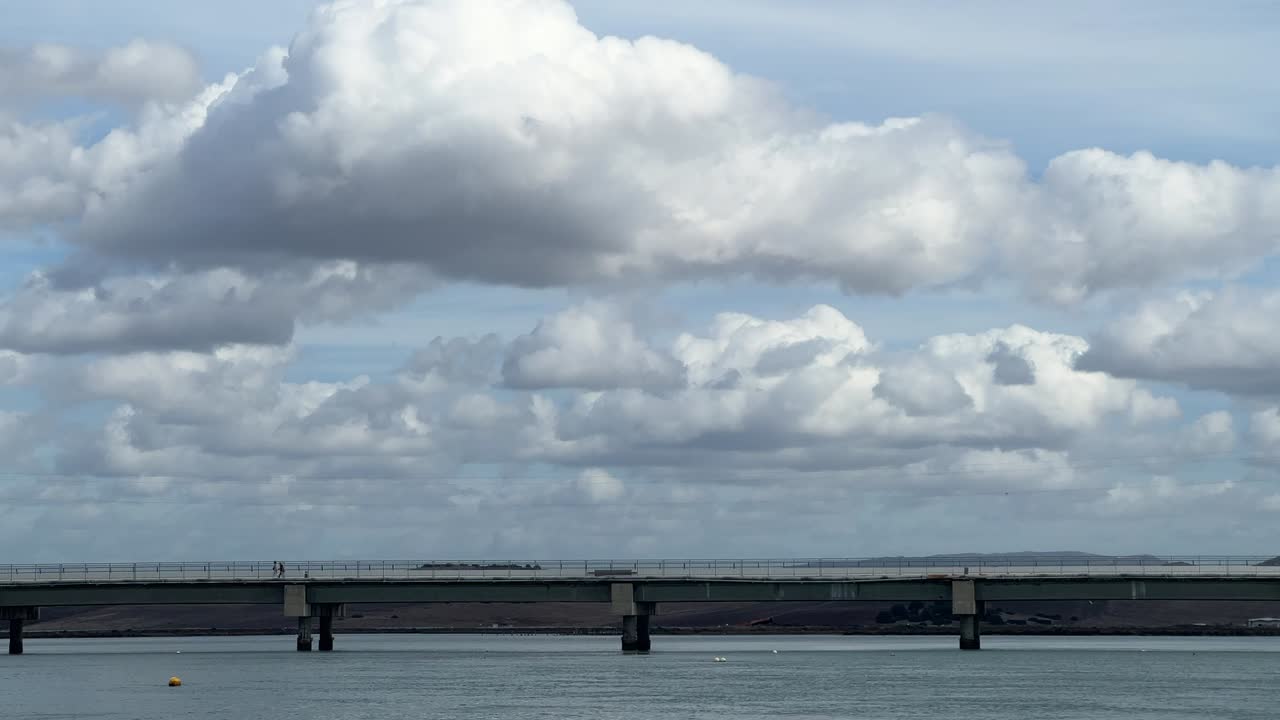 몇 시간 동안 다리 주변의 변화하는 빛과 활동을 담은 타임랩스