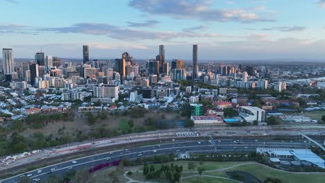 estableciendo una toma de la ciudad de brisbane y la escuela primaria de niñas de brisbane desde arriba de victoria park kelvin grove