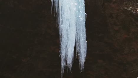 Carámbanos-Colgando-Sobre-Acantilados-En-Ash-Cave,-Parque-Estatal-Hocking-Hills-En-El-Sur-De-Bloomingville,-Ohio