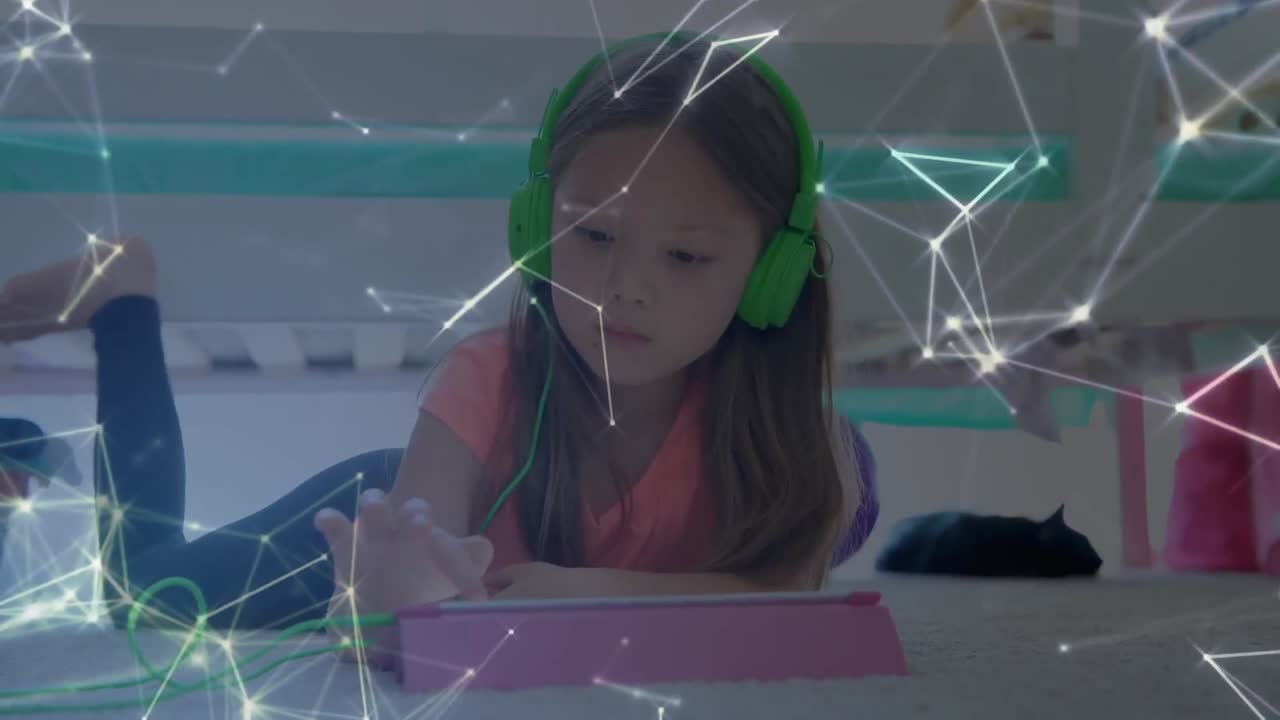 de iconos de conexión web contra una chica que usa una tableta digital