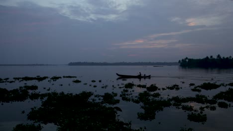 Silhouette-Von-Boot-Und-Fischer-In-Backwaters,-Stetiger-Schuss