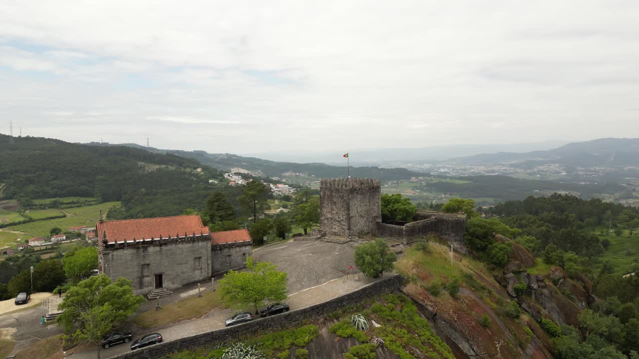 vista aérea del santuario de nossa senhora do pilar y del castillo de lanhoso en las exuberantes colinas